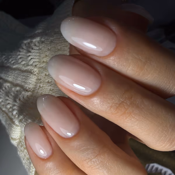 Gepflegte Nägel in Mandelform mit natürlichem Glanz — MOOD BEAUTY München